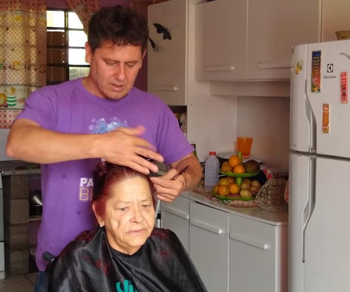 Bôla cortando cabelo Bôla cortando cabelo